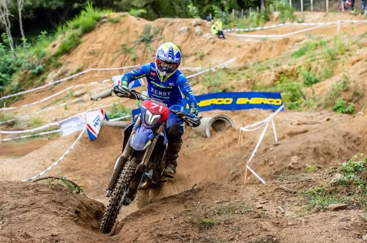 Antoine Magain en action sur sa Sherco à Peyrat-le-Château en 2026