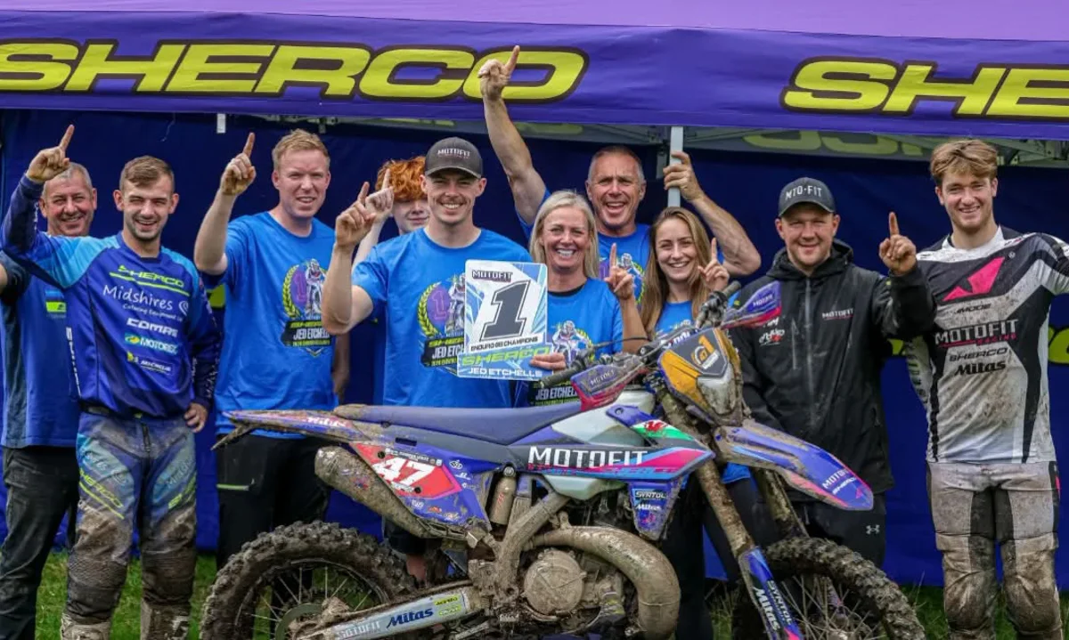 Jed Etchells et l’équipe Motofit Racing célèbrent le titre EnduroGB 2026